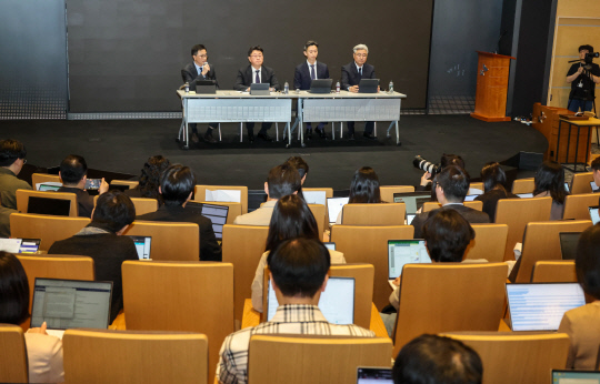 25일 서울 중구 SKT타워 수펙스홀에서 SK텔레콤 이용자 유심(USIM) 정보가 해커 공격으로 유출된 것과 관련해 취재진 질의응답이 열리고 있다. 왼쪽부터 SK텔레콤 이종훈 인프라 전략본부장, 홍승태 고객가치혁신실장, 배병찬 MNO AT 본부장, 윤재웅 마케팅전략본부장. 이슬기기자 9904sul@